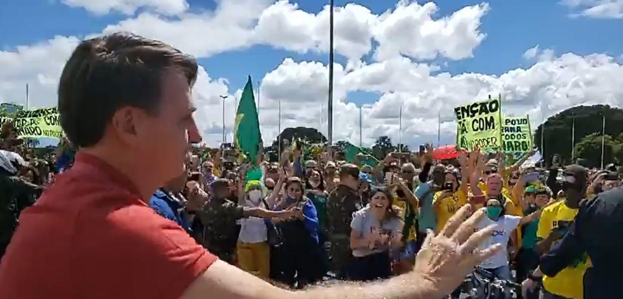 Bolsonaro apoia ato que pede intervenção militar e AI-5 em Brasília