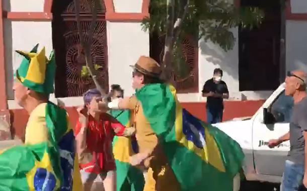 Bolsonarista agride casal de vermelho em ato por intervenção militar em Porto Alegre