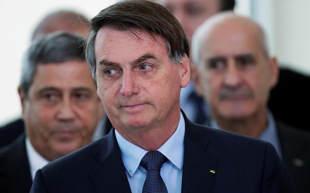 Presidente Jair Bolsonaro chega a salão do Palácio do Planalto para pronunciamento
