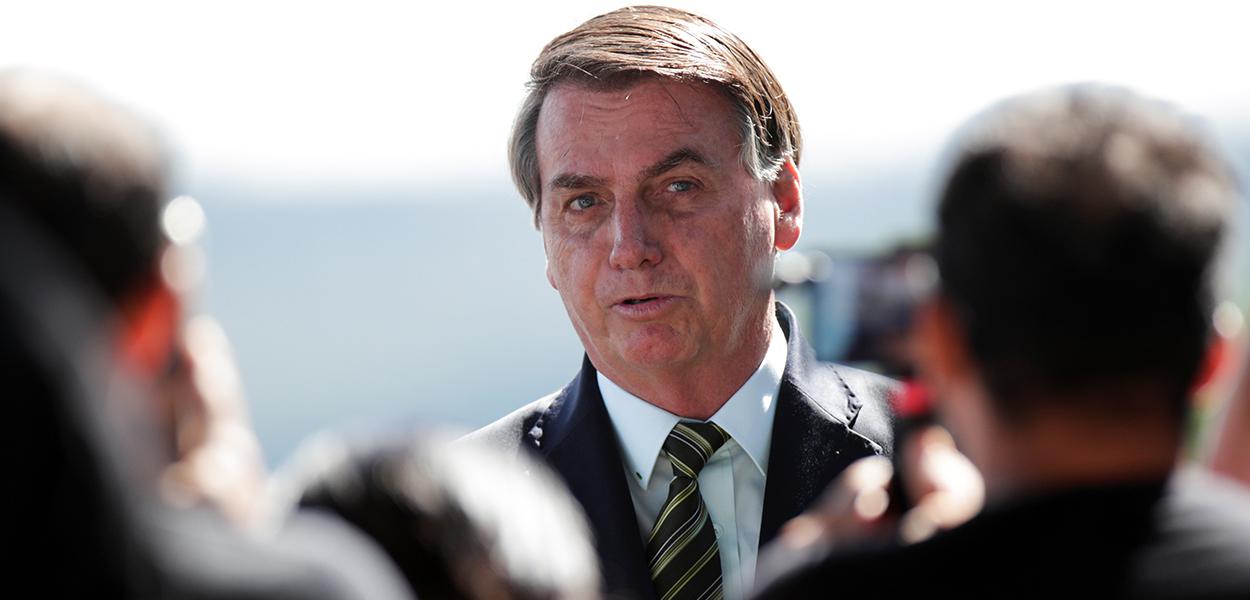 Presidente Jair Bolsonaro conversa com apoiadores ao deixar o Palácio da Alvorada em Brasília
