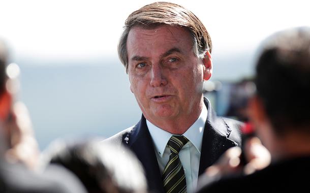 Presidente Jair Bolsonaro conversa com apoiadores ao deixar o Palácio da Alvorada em Brasília