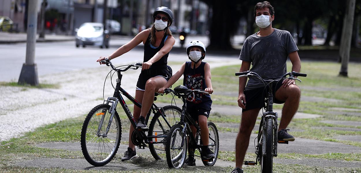 Família com máscara de proteção em praça do Rio de Janeiro