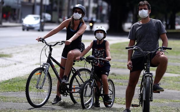 Família com máscara de proteção em praça do Rio de Janeiro