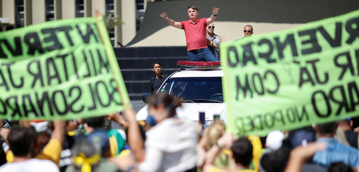 Bolsonaro participa de manifestação antidemocrática no domingo 19/04/2020