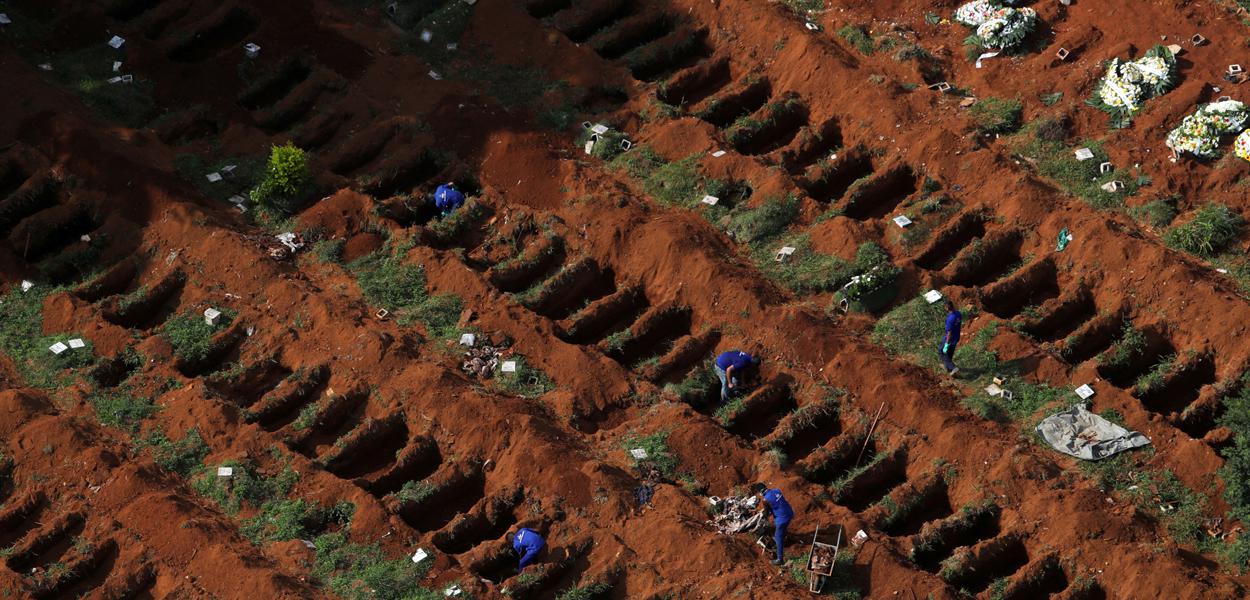 Covas são abertas no cemitério de Vila Formosa em São Paulo 02/04/2020