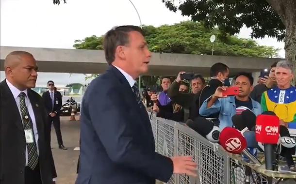 Bolsonaro fala com apoiadores em frente ao Palácio do Planalto