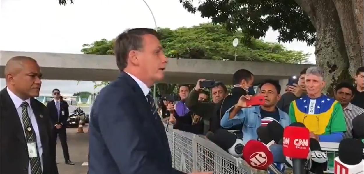 Bolsonaro fala com apoiadores em frente ao Palácio do Planalto