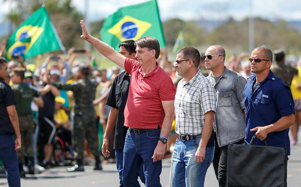 Bolsonaro participa de ato por intervenção militar