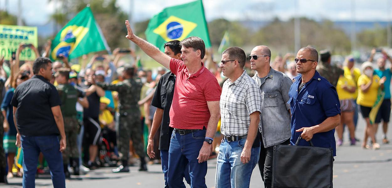 Bolsonaro participa de ato por intervenção militar