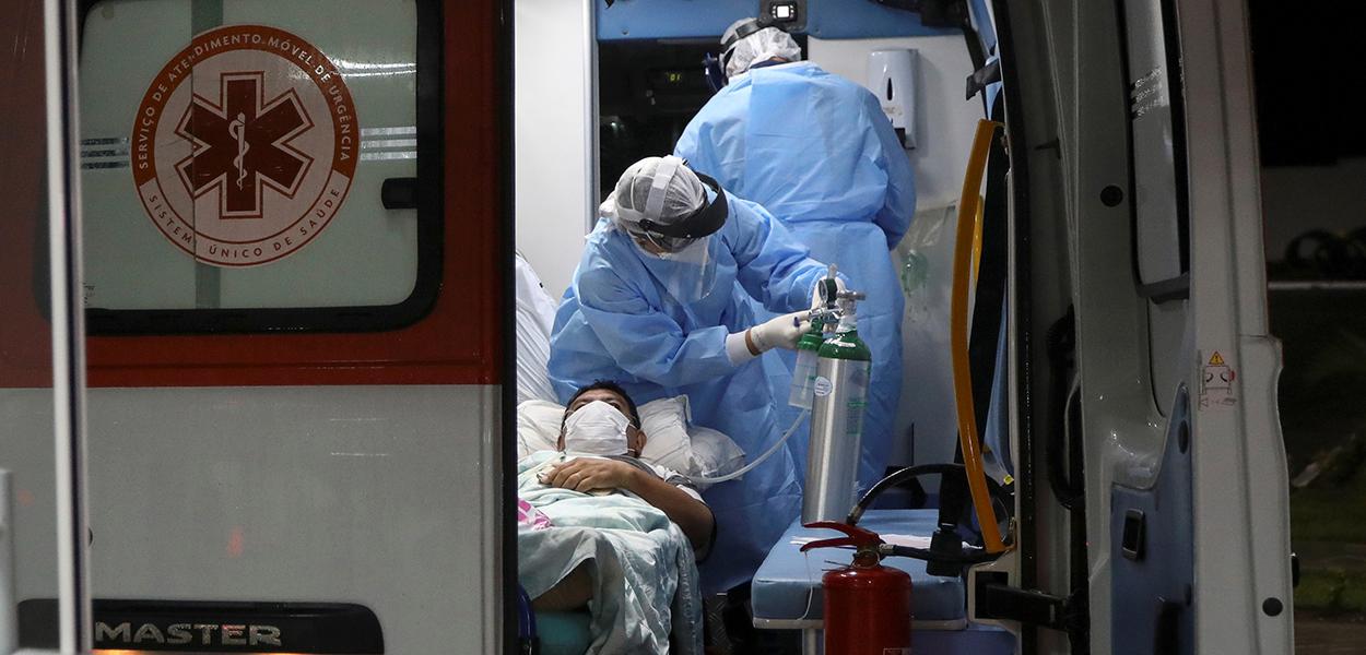 Agentes de saúde transferem paciente do novo coronavírus em ambulância