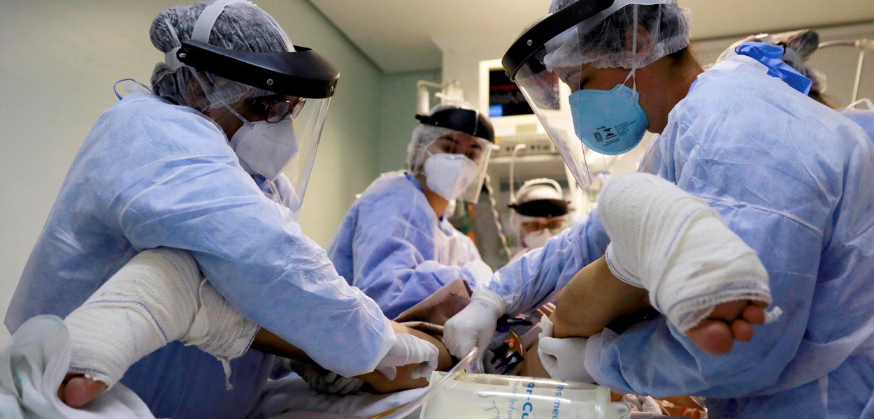 Profissionais de saúde cuidam de paciente em UTI de hospital em Porto Alegre (RS) durante pandemia de coronavírus 17/04/2020