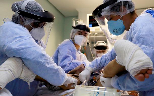 Profissionais de saúde cuidam de paciente em UTI de hospital em Porto Alegre (RS) durante pandemia de coronavírus 17/04/2020