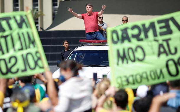 Bolsonaro participa de manifestação antidemocrática no domingo 19/04/2020