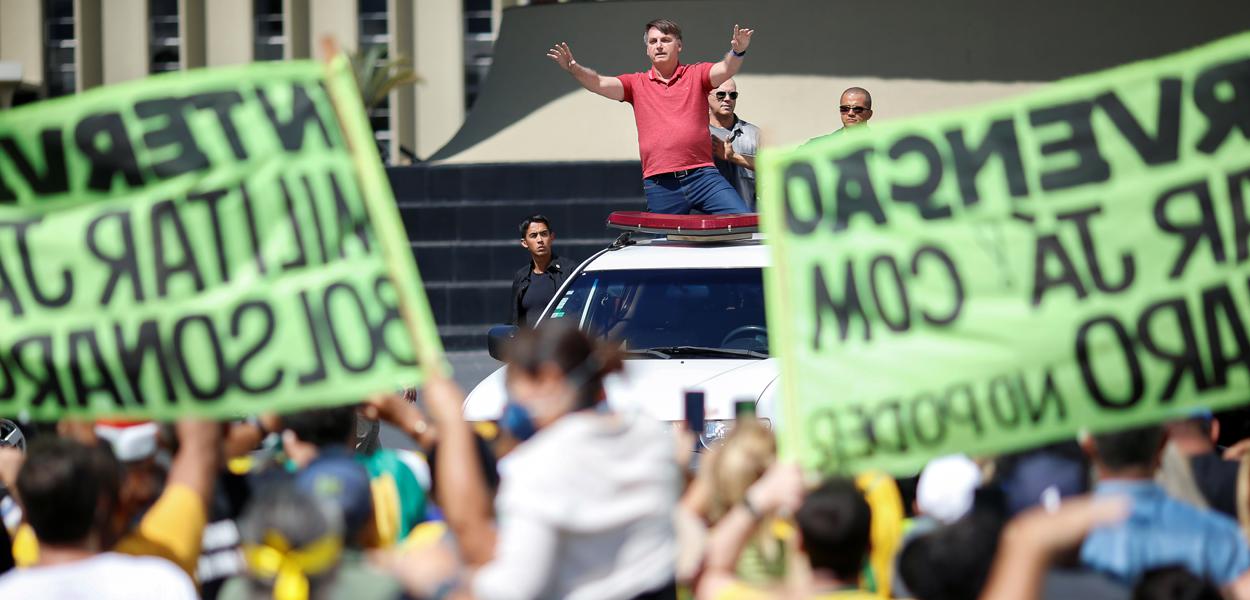 Bolsonaro participa de manifestação antidemocrática no domingo 19/04/2020