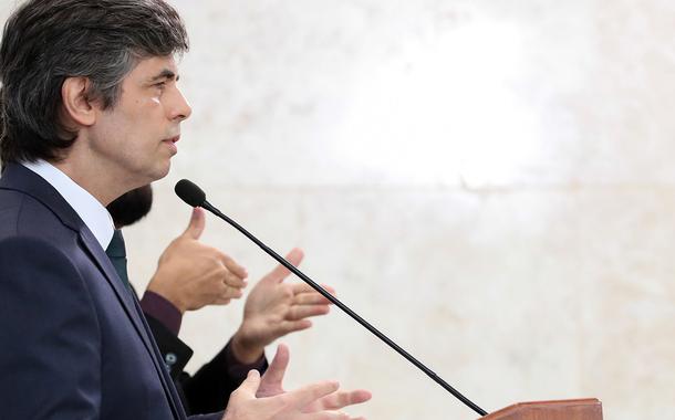 Nelson Teich em coletiva de imprensa