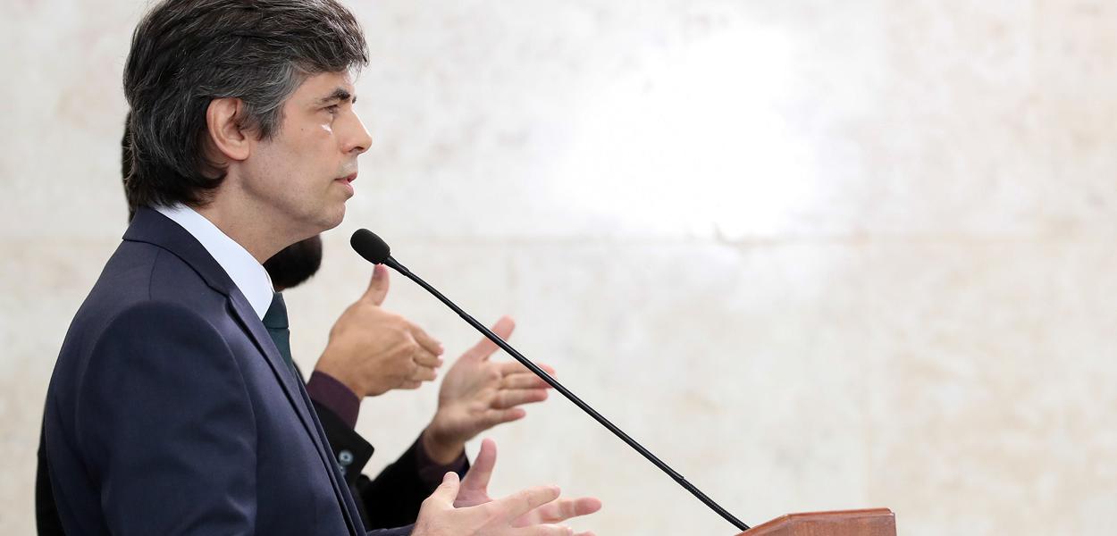 Nelson Teich em coletiva de imprensa