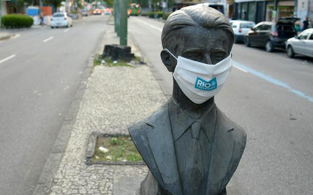 Estátua ganha máscara para incentivar a população a se proteger