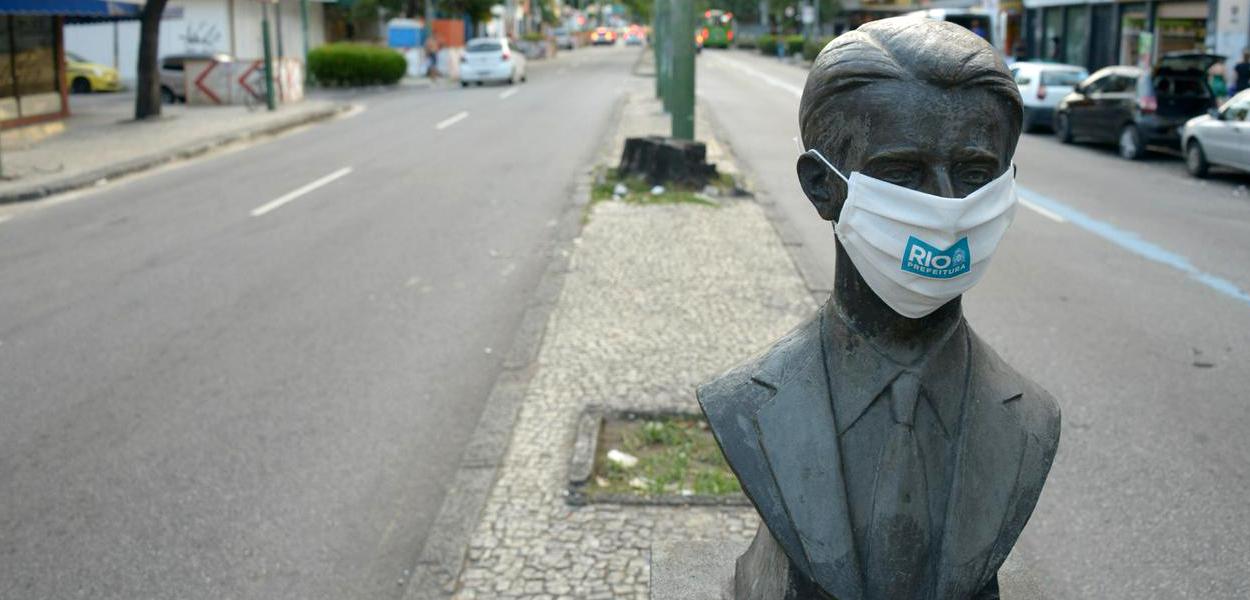 Estátua ganha máscara para incentivar a população a se proteger