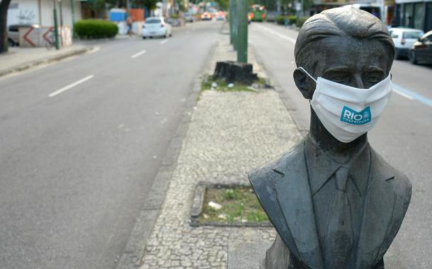 Estátua ganha máscara para incentivar a população a se proteger