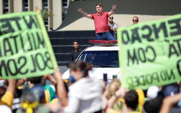 Bolsonaro participa de manifestação antidemocrática no domingo 19/04/2020