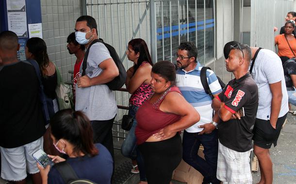 Fila para receber auxílio emergencial no Rio de Janeiro 15/4/2020