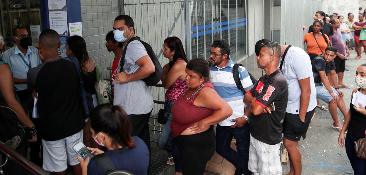 Fila para receber auxílio emergencial no Rio de Janeiro 15/4/2020