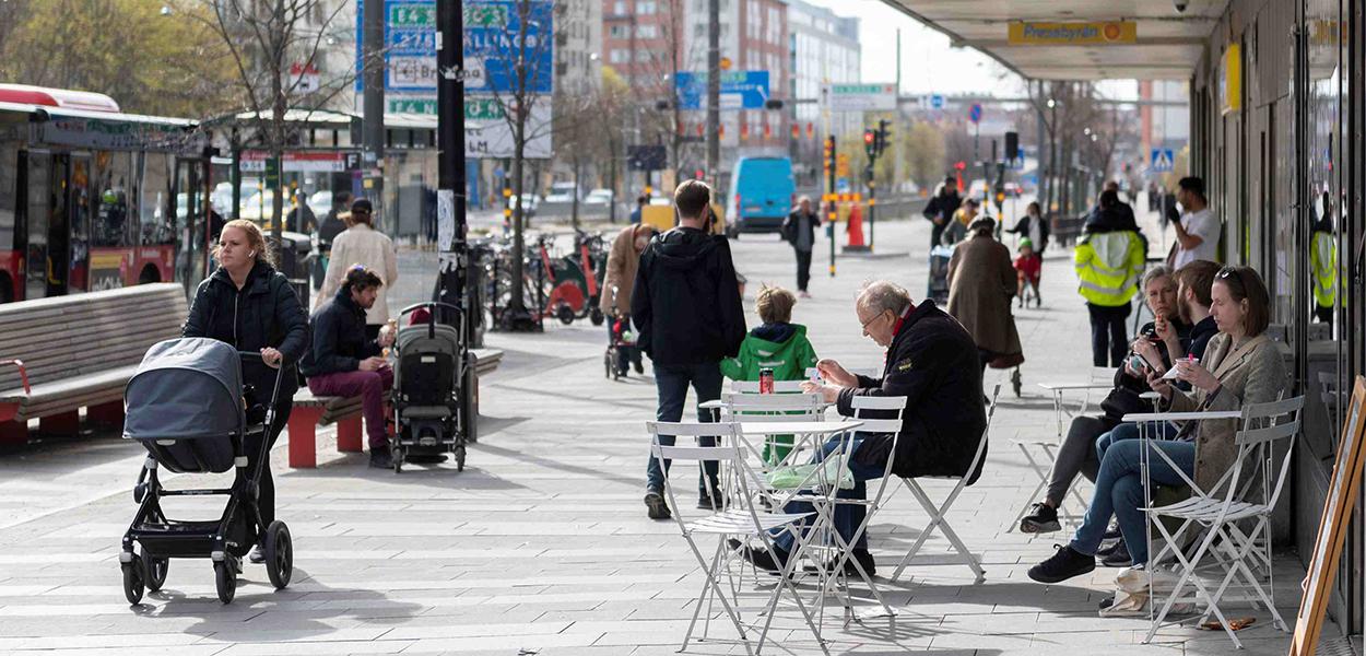 Governo sueco não adotou medidas efetivas de prevenção, deixando bares e comércio abertos