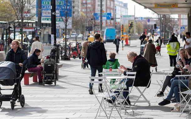 Governo sueco não adotou medidas efetivas de prevenção, deixando bares e comércio abertos