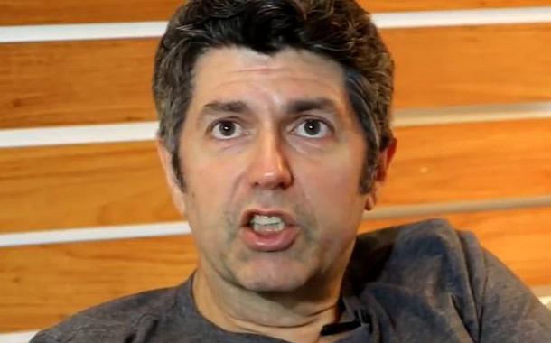 Cantor e compositor Leoni