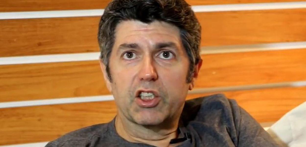 Cantor e compositor Leoni