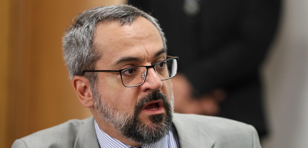 Ministro fez vários posts no Twitter para defender Jair Bolsonaro, cada vez mais isolado politicamente