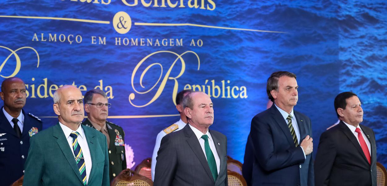 Jair Bolsonaro em almoço com militares