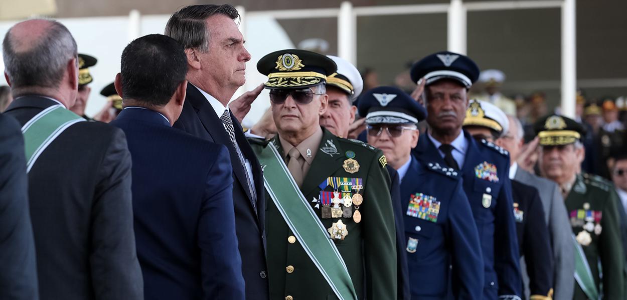 Jair Bolsonaro, durante cerimônia do Dia do Soldado, com imposição da Medalha do Pacificador e da Medalha do Exército Brasileiro