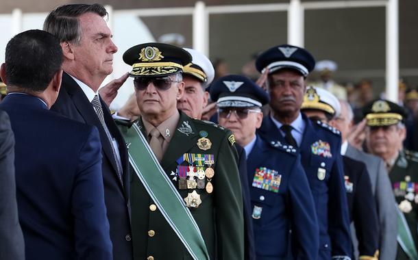 Jair Bolsonaro, durante cerimônia do Dia do Soldado, com imposição da Medalha do Pacificador e da Medalha do Exército Brasileiro