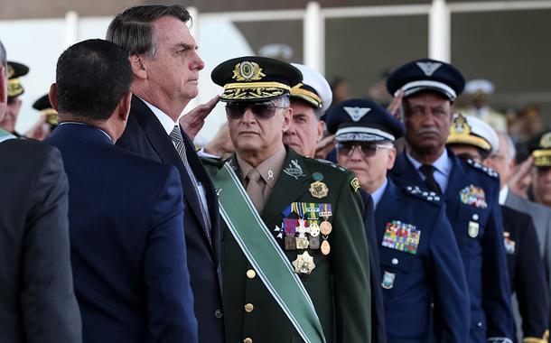 Jair Bolsonaro, durante cerimônia do Dia do Soldado, com imposição da Medalha do Pacificador e da Medalha do Exército Brasileiro