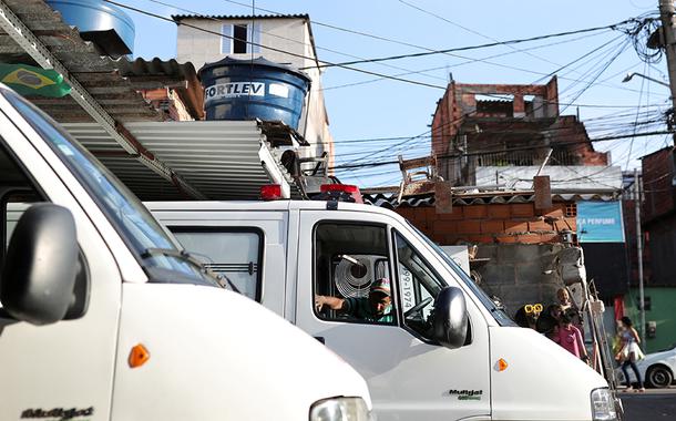 Ambulâncias na favela de Paraisópolis, em São Paulo