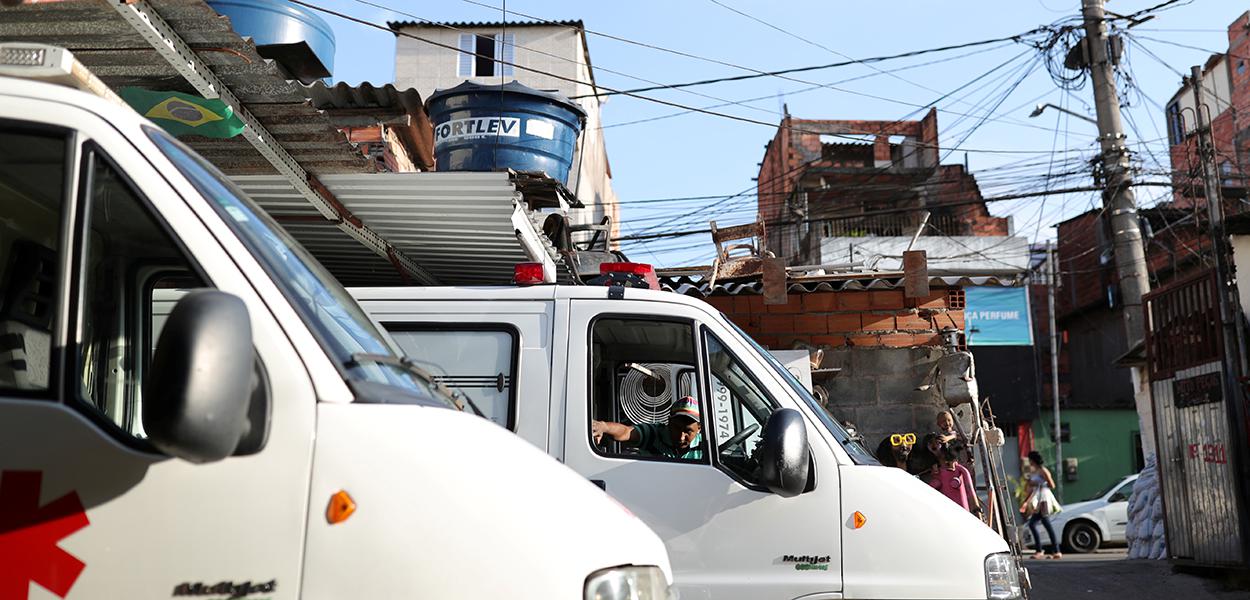 Ambulâncias na favela de Paraisópolis, em São Paulo