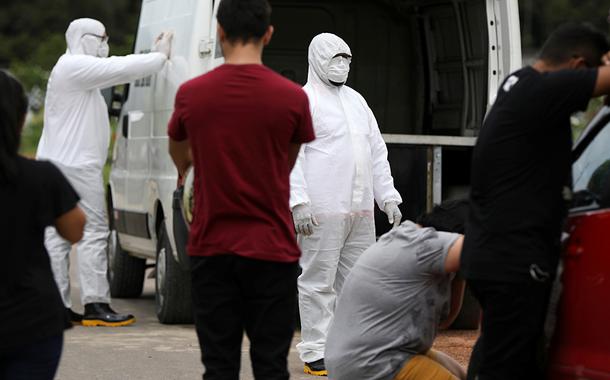 Familiares e amigos de idosa morta por coronavírus se lamentam em cemitério de Manaus (AM)