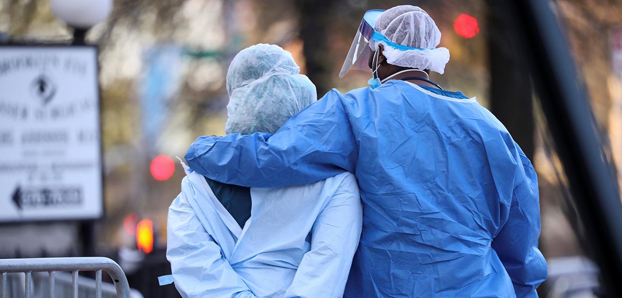 Agentes de saúde fazem caminhada durante pausa no expediente em hospital de Nova York