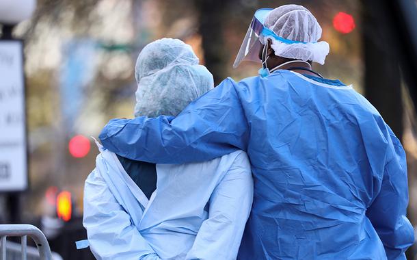 Agentes de saúde fazem caminhada durante pausa no expediente em hospital de Nova York