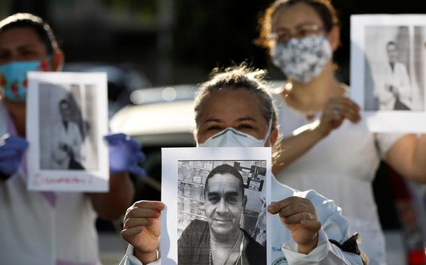 Profissionais de saúde com roupa de proteção prestam homenagem a colegas mortos pelo novo coronavírus em Manaus 27/04/2020