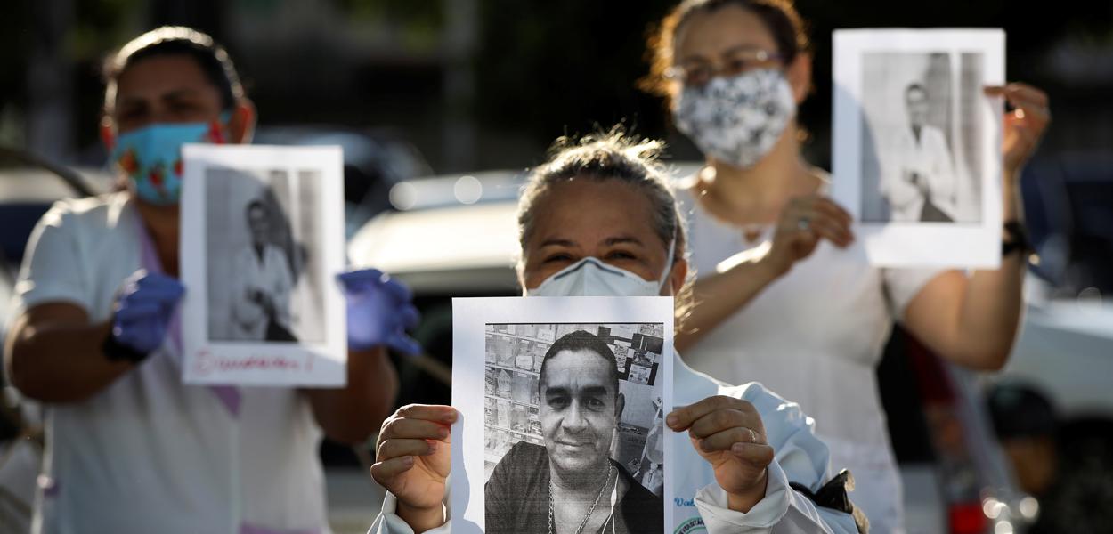 Profissionais de saúde com roupa de proteção prestam homenagem a colegas mortos pelo novo coronavírus em Manaus 27/04/2020