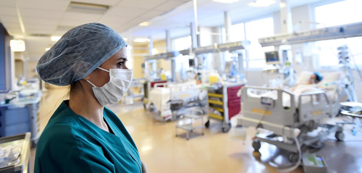 Profissional de saúde em hospital de Varese, Itália, durante pandemia de coronavírus 09/04/2020