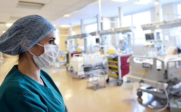 Profissional de saúde em hospital de Varese, Itália, durante pandemia de coronavírus 09/04/2020