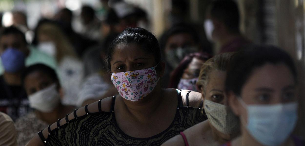 Fila de pessoas em busca de receber o auxílio emergencial em agência da Caixa no Rio de Janeiro 27/04/2020