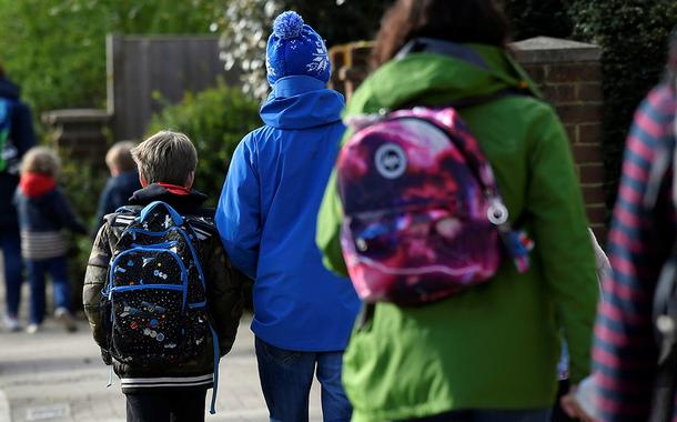 Crianças caminham para a escola em Londres