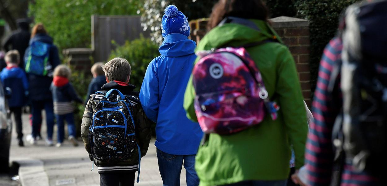 Crianças caminham para a escola em Londres