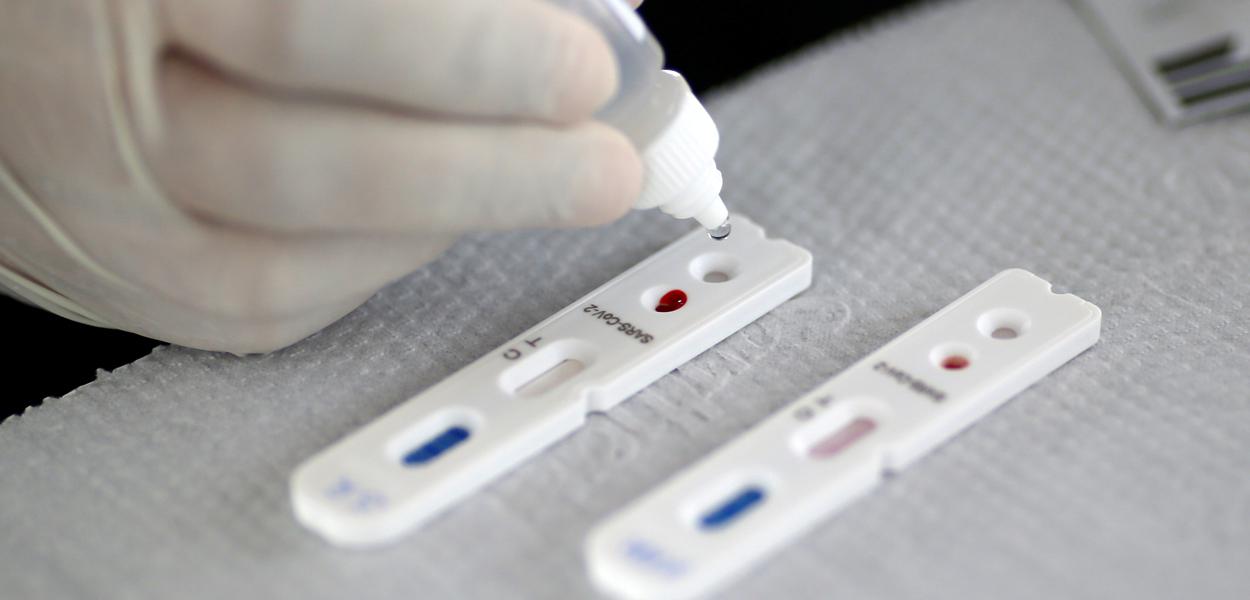 Profissional de saúde realiza teste para o novo coronavírus em Brasília