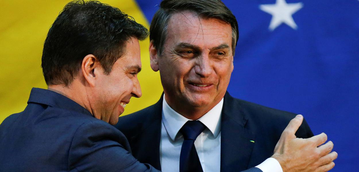 Bolsonaro e Ramagem confraternizam na posse do então novo diretor da Abin 11/07/2019