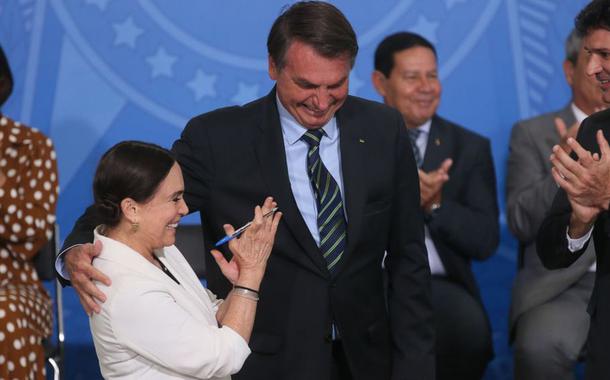 Brasilia DF 04 03 2020 O presidente Jair Bolsonaro dá posse à secretária especial da Cultura do Ministério do Turismo, Regina Duarte foto Antonio Cruz/Ag. Brasil